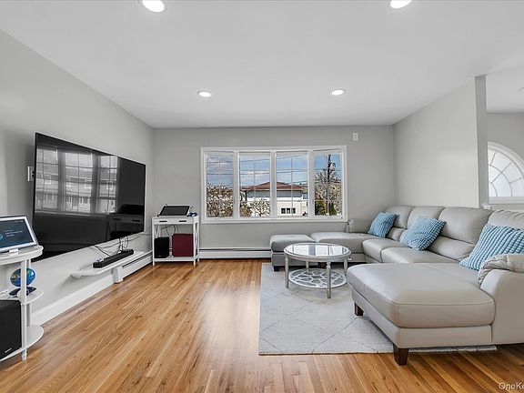 3rd image of 1 Sterling Court