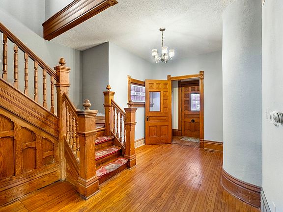 4th image of 821 College St