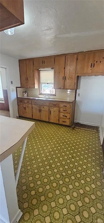 2 bed, 1.0 bath, 2055 sqft, $900 — Photo 3