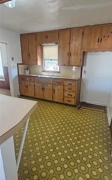 725 Westway Ave — Photo 3