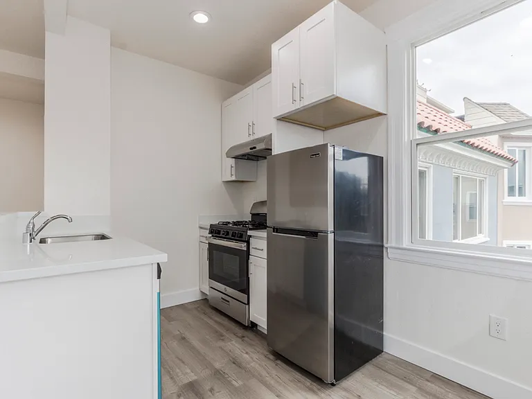 4748 Balboa St #302 — Photo 6
