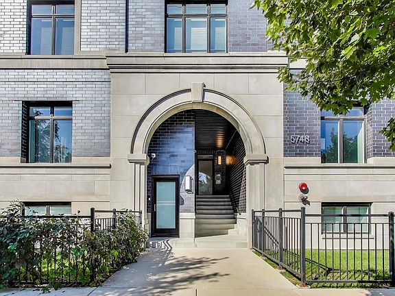 3rd image of 5748 N Hermitage Ave #407