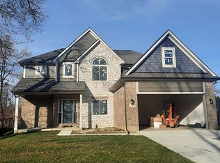 365 Hartland St, Troy, MI 48083