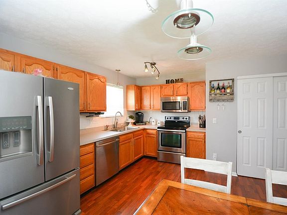 3rd image of 591 Pine Hill Pl