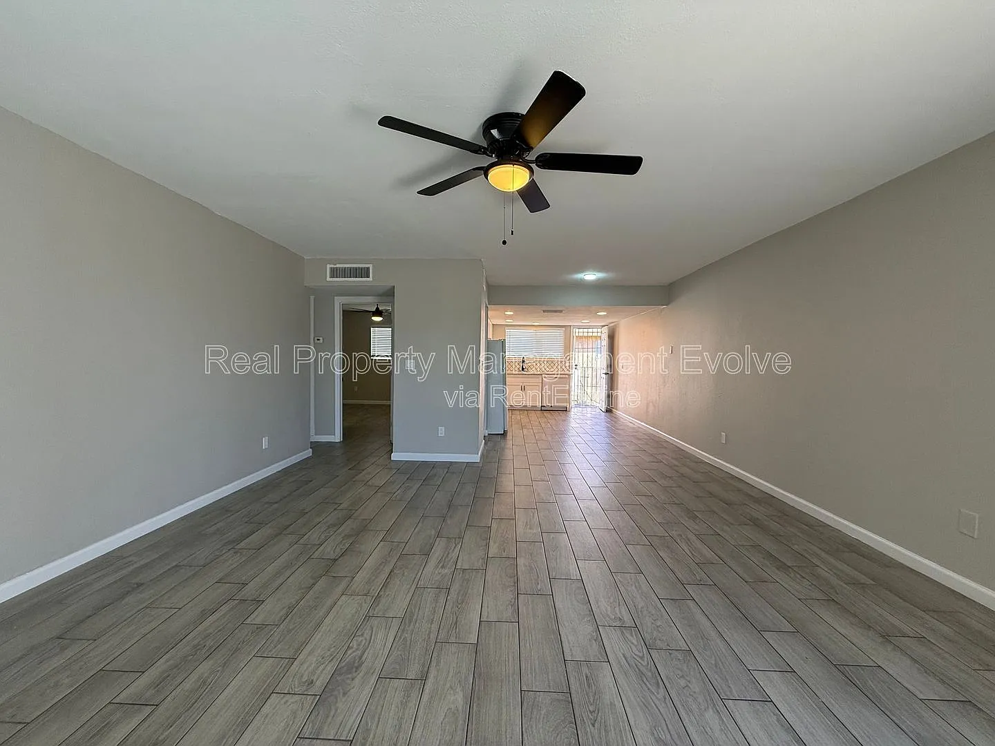 2 bed, 1.0 bath, 955 sqft, $895 — Photo 2