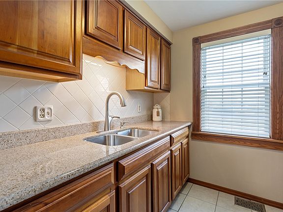 3rd image of 225 E Commons Dr