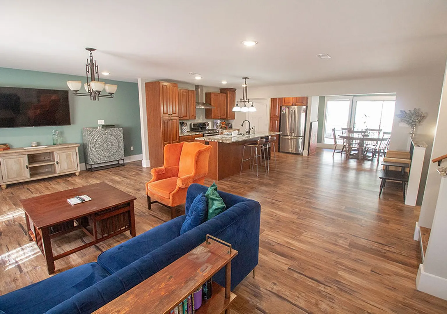 Modern 4bd Home - Fully Furnished Utilities Included — Photo 3