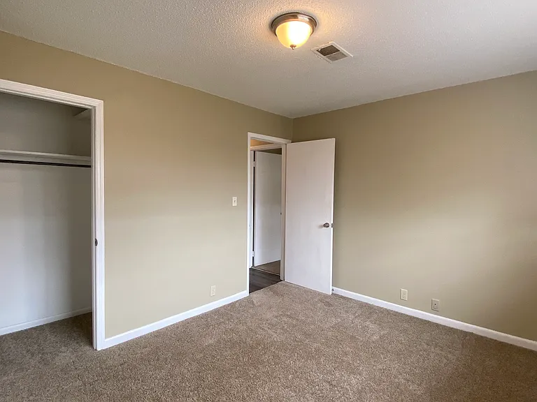 Hillcrest Apartments — Photo 16
