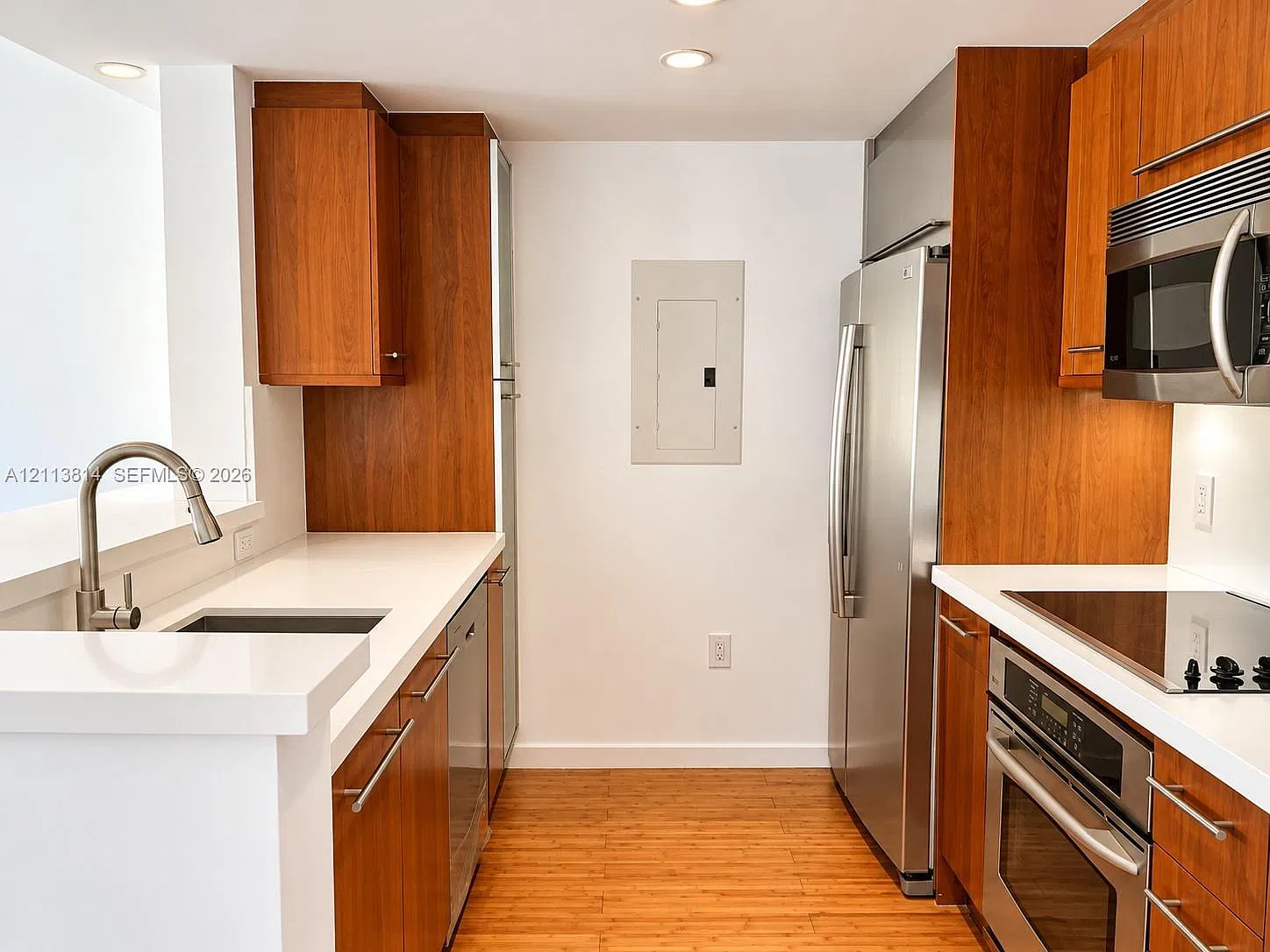2 bed, 2.0 bath, 1100 sqft, $5,500 — Photo 3