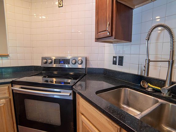 5th image of 908 Hall Ave