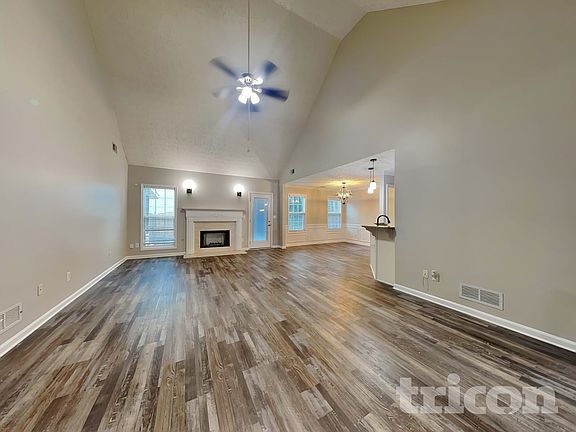 3rd image of 915 Chapel Hill Dr