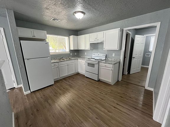3rd image of 404 NW Greenmeadow Dr