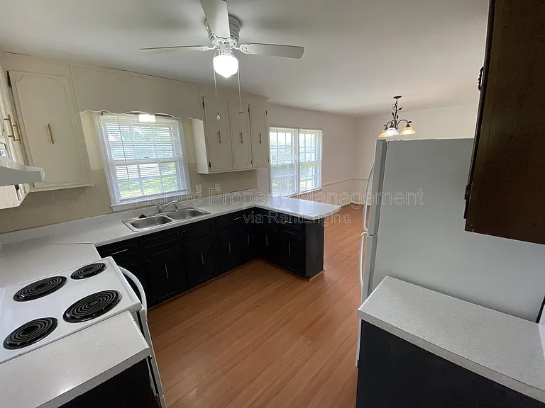 1804 Sherwood Dr — Photo 12