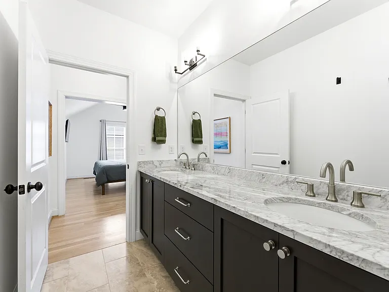 656 Bull St — Photo 15