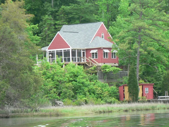 377 One Way Ln, Urbanna, VA 23175