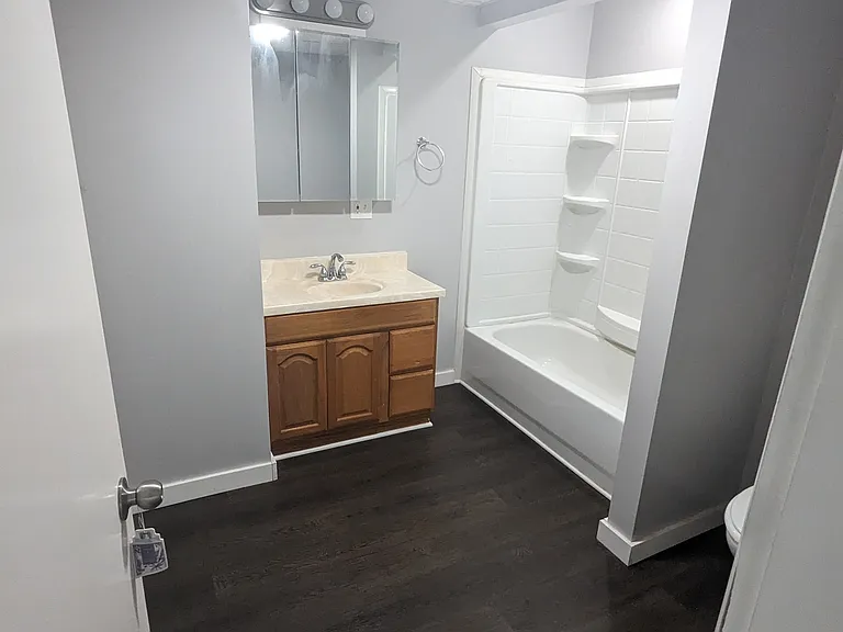 111 Center St — Photo 5