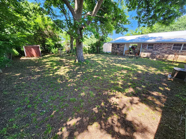 806 W 8th St — Photo 8