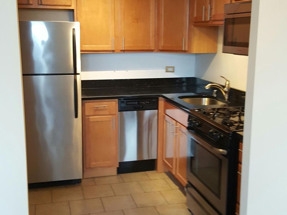 1st image of 3640 N Pine Grove Ave APT 1