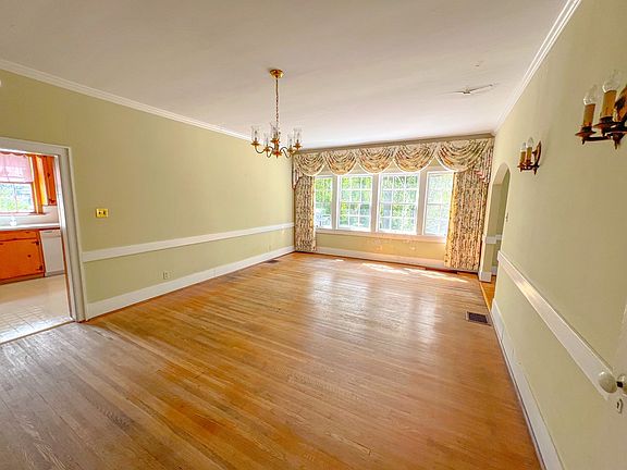 5th image of 215 W Madison St