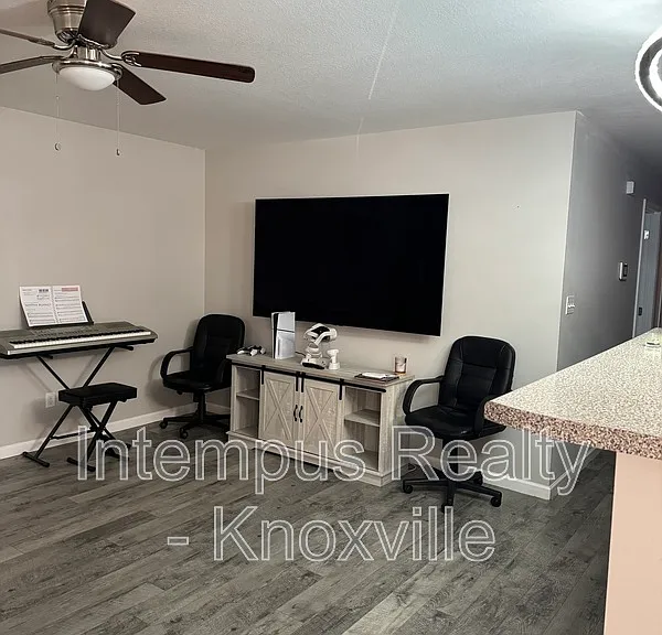 2419 E Glenwood Ave — Photo 5