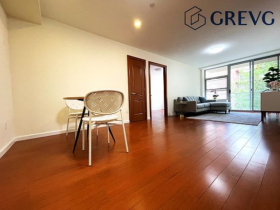 3rd image of 14469 Barclay Ave APT 5C