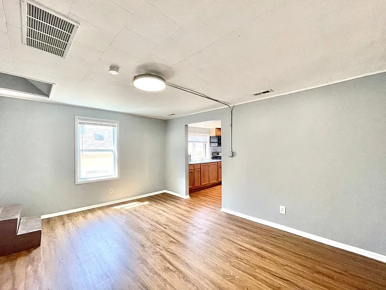 828 W 34th St — Photo 3