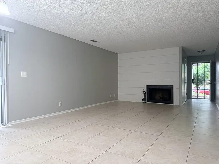 3221 Denver Ave — Photo 4