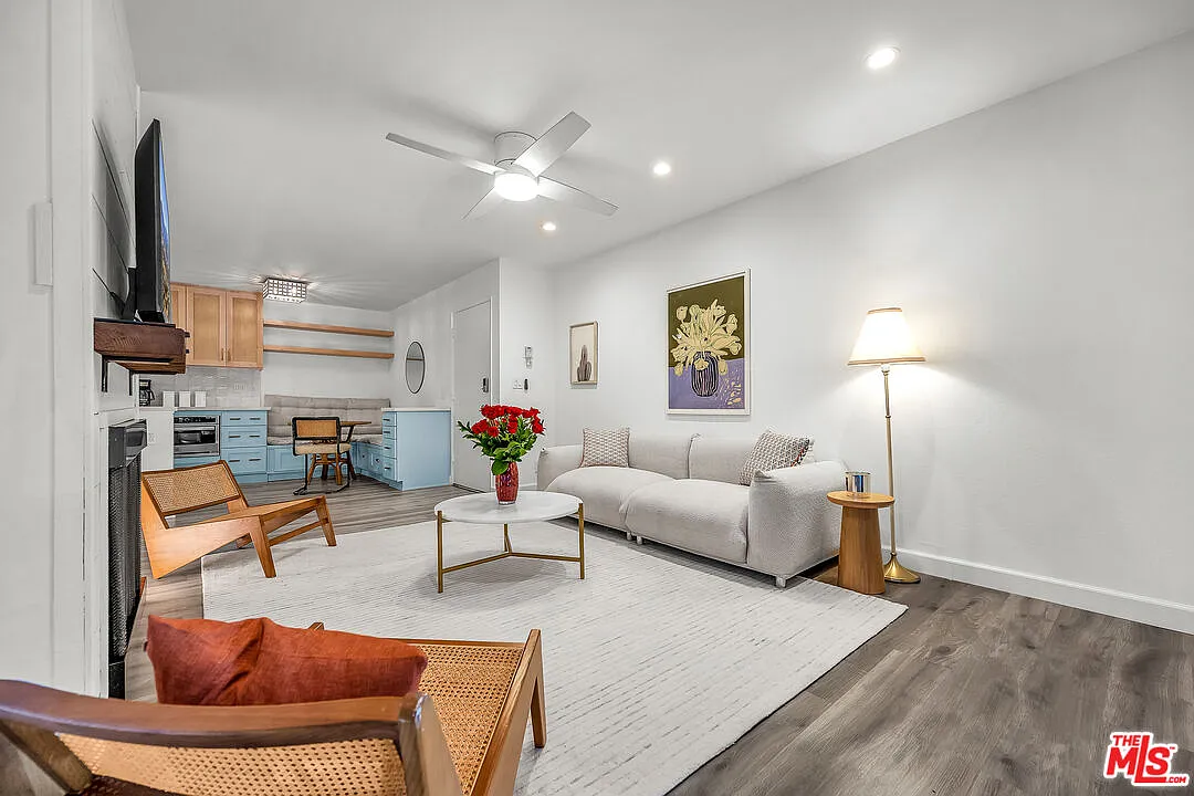 2 bed, 2.0 bath, 877 sqft, $3,850 — Photo 4