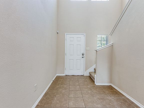 3rd image of 427 Paddock Ln