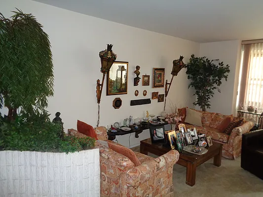 Sold by Thomas Lipovetsky, LREB | media 42