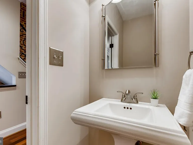 130 W Ostend St — Photo 11