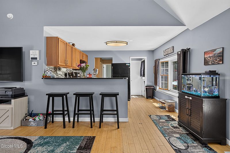 5th image of 170 Maple Avenue