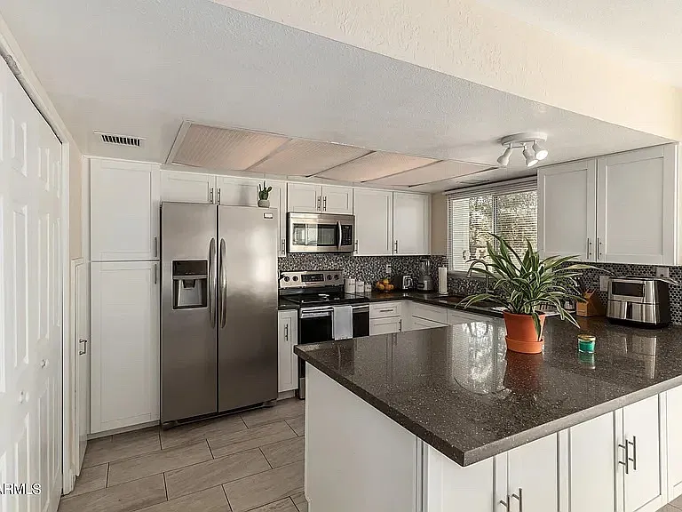 3 bed, 1.5 bath, 1408 sqft, $2,000 — Photo 4