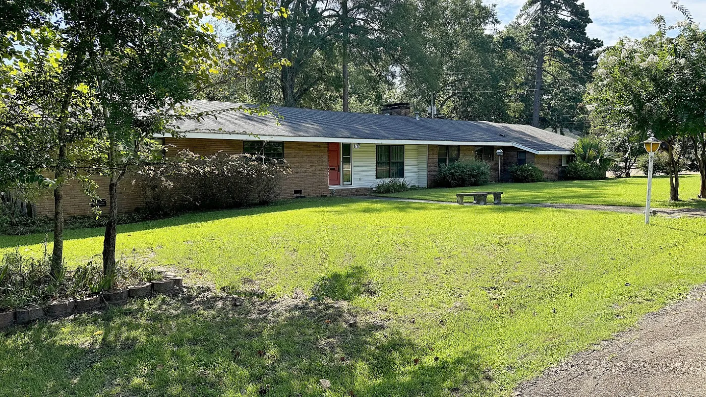 4 bed, 2.5 bath, 2600 sqft, $2,400 — Photo 2