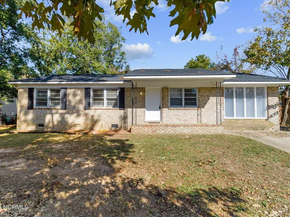 318 Bandera Dr, Fayetteville, NC 28303