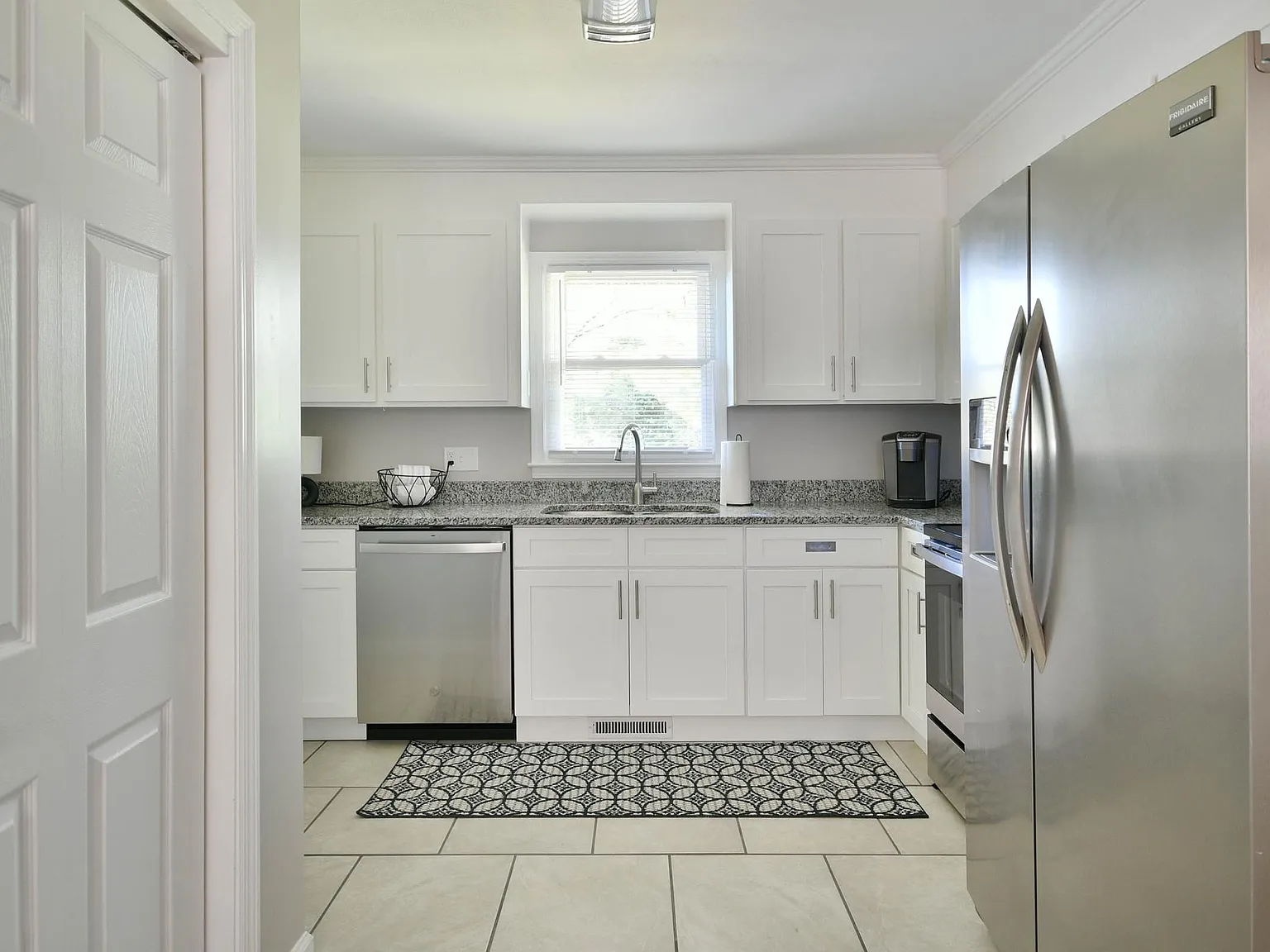 3 bed, 1243 sqft, $2,500 — Photo 4