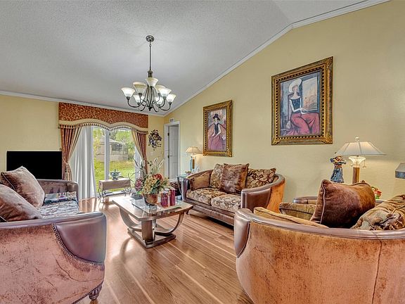 5th image of 302 Sierra Cir