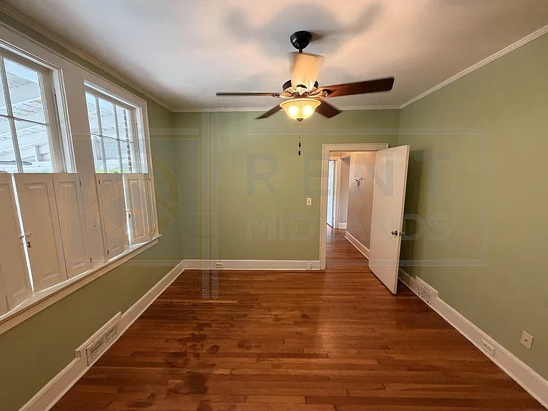 3925 Rosewood Dr — Photo 6