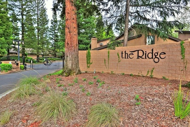 3 bed, 2.0 bath, 1712 sqft, $2,595 — Photo 2