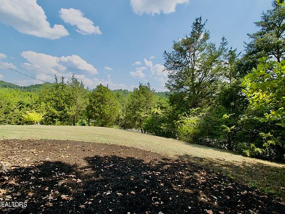 4th image of 623 Hilltop Cir