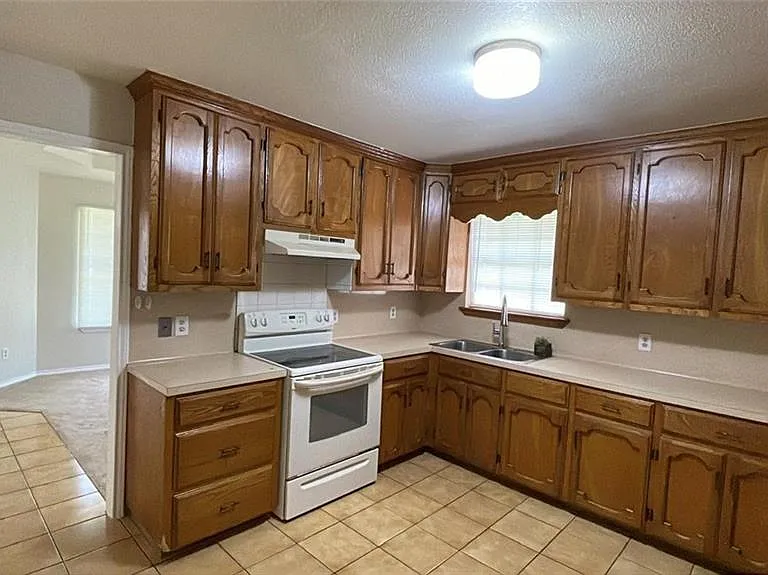 1305 James Cir — Photo 5