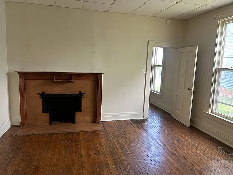 429 W Charles St — Photo 9