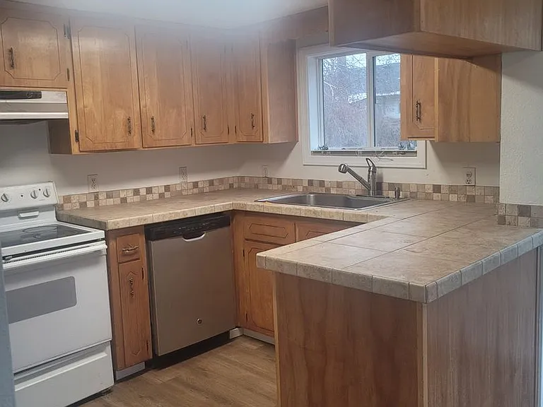 1305 Sanford Ave — Photo 13