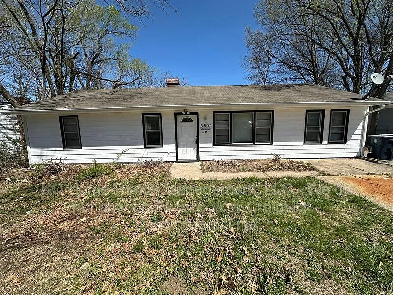 3 bed, 1.0 bath, $1,295 — Photo 1