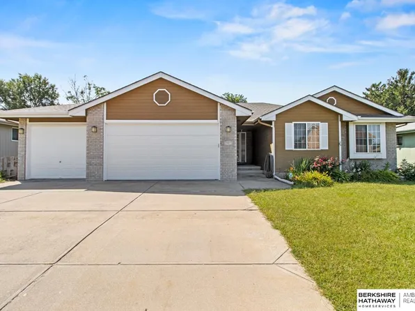 9117 Valley View Dr, La Vista, NE 68128