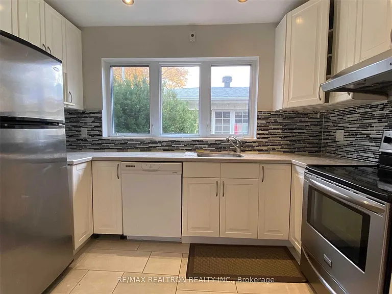 38 Bayberry Cres — Photo 11