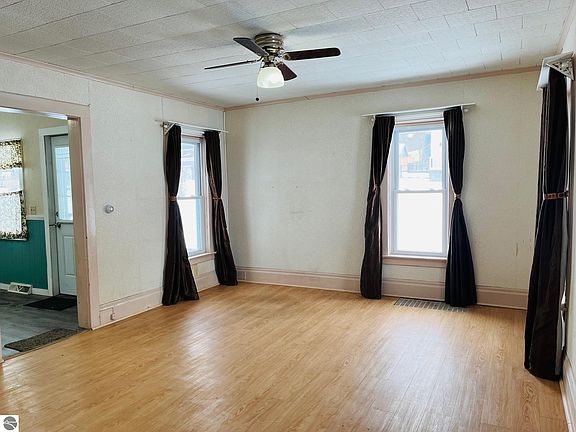5th image of 223 Evart St