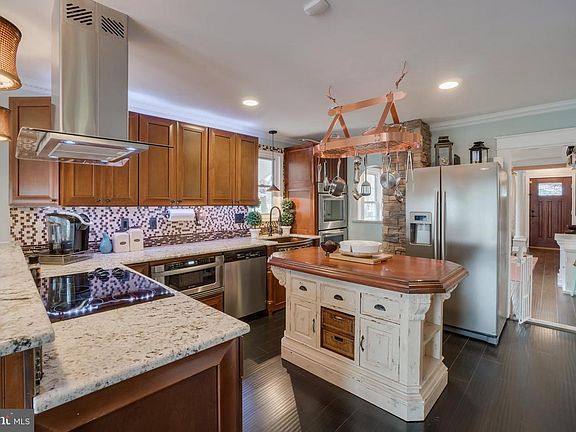 4th image of 107 Greenway St
