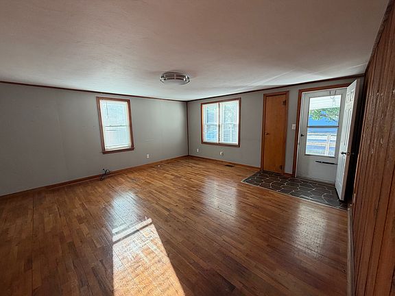 4th image of 909 Madison St