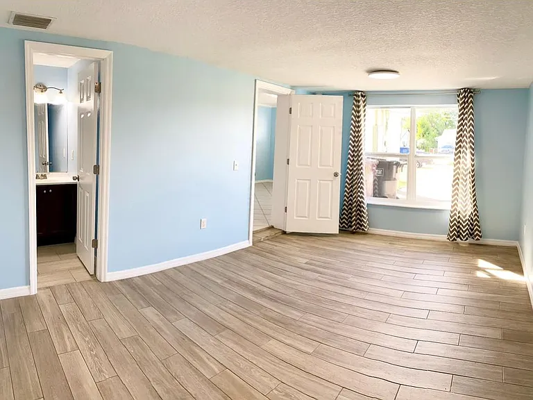 305 S Lakewood Dr — Photo 3